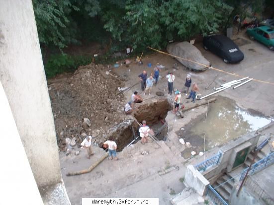 la noi in spatele blocului, schimband teava de apa... traim in romania (unii :d )